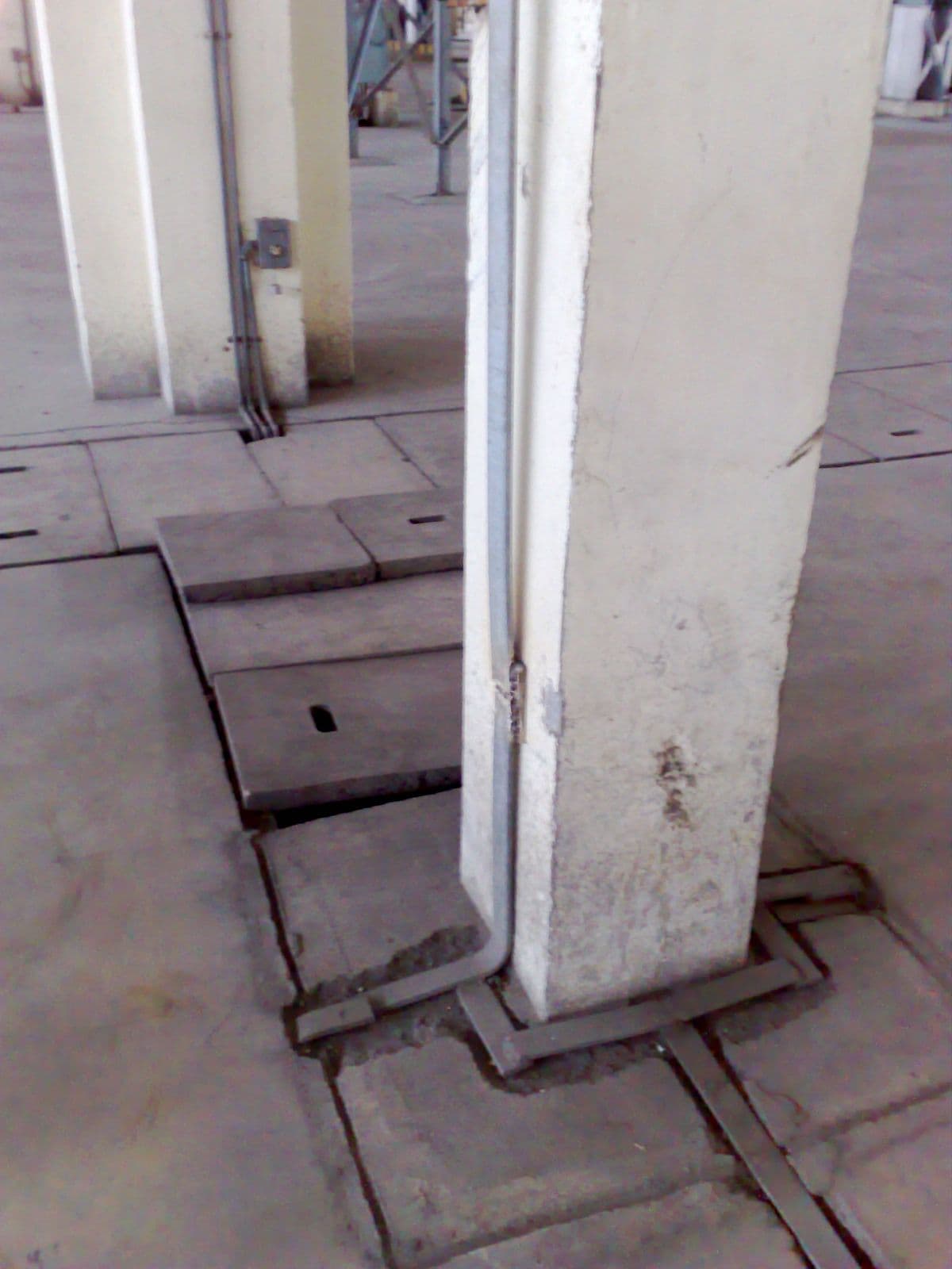 Direct equipment earthing connection ensuring that non-current-carrying metal parts are safely bonded to ground potential.