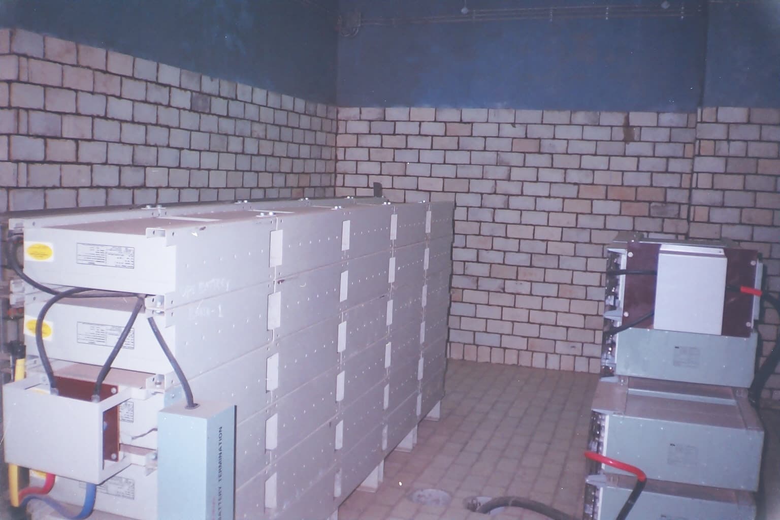 Precision cable termination and jointing work on high-voltage cables, using heat-shrink or cold-shrink kits.