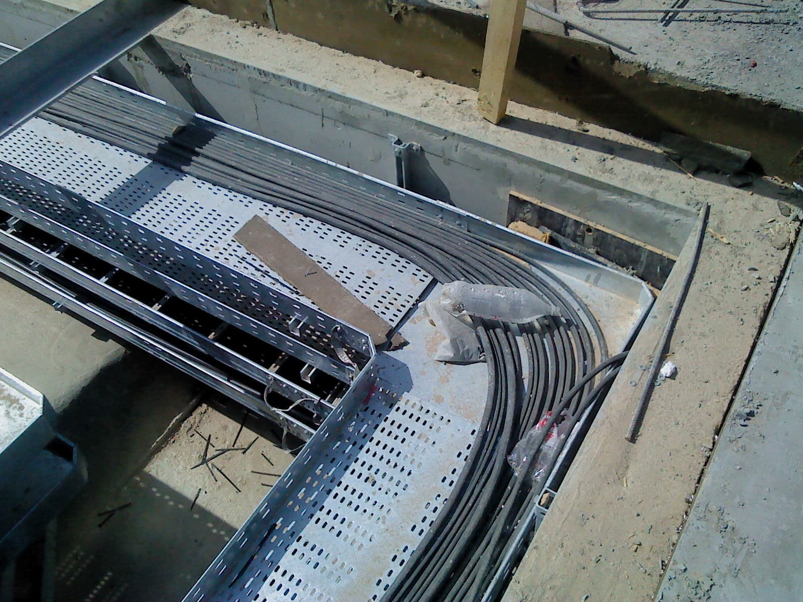 Loaded cable tray installation verifying capacity and separation compliance for multiple high-amperage power cables.