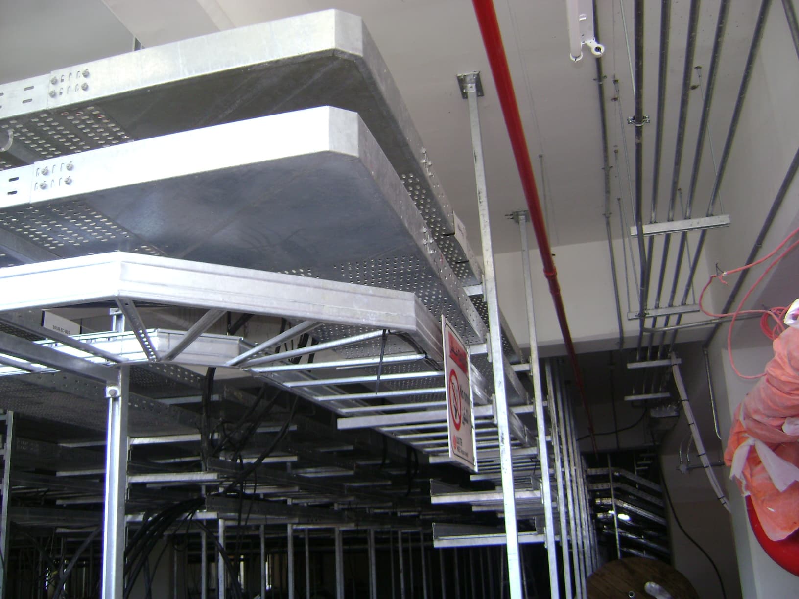 Reinforced cable tray support structure implementation, specifically designed to handle dynamic loads and spanning distances.