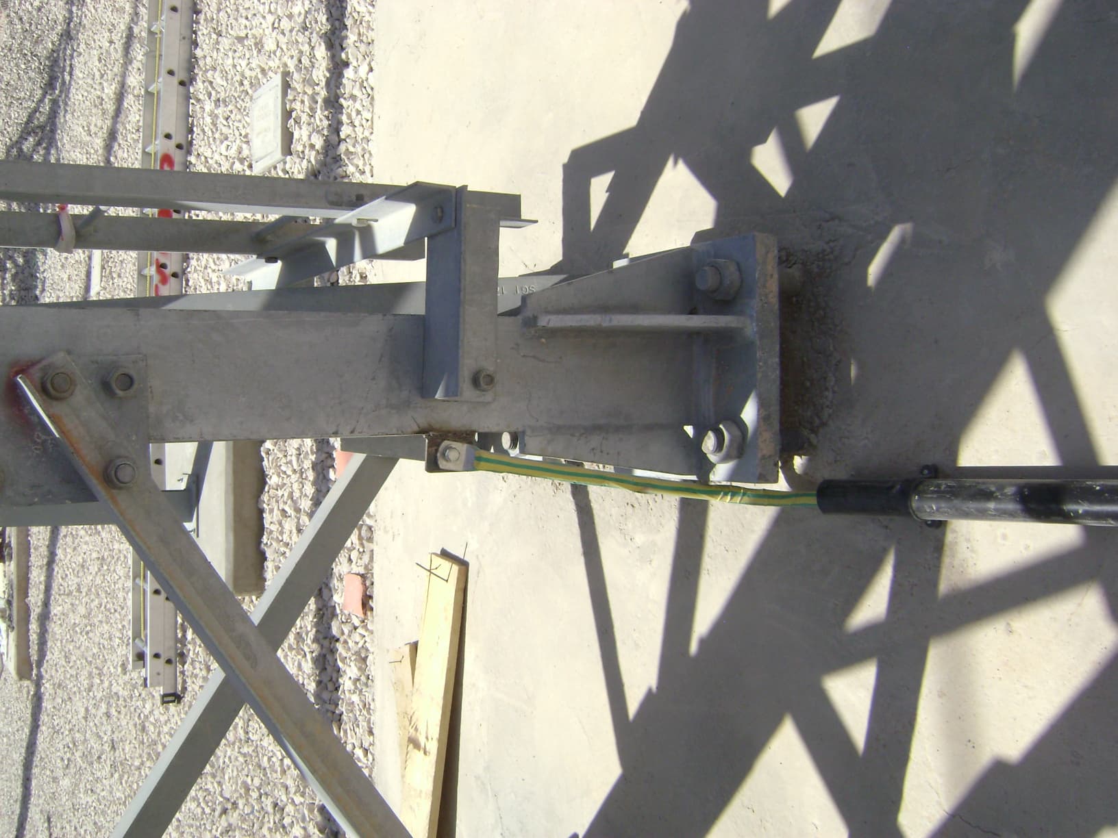 Secure structural earthing connection detail ensuring electrical continuity between steel framework and the facility grounding grid.